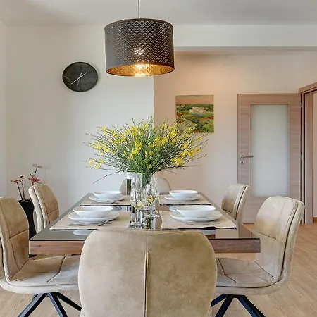 Modern In بولا