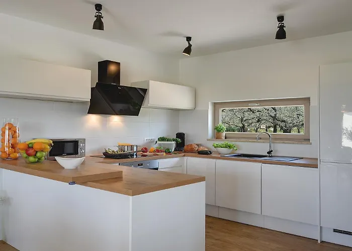 Modern In Πούλα