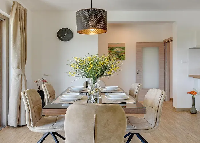 Modern In Πούλα