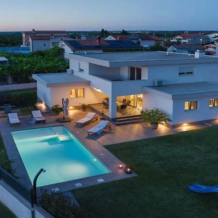 Modern In Villa Pula