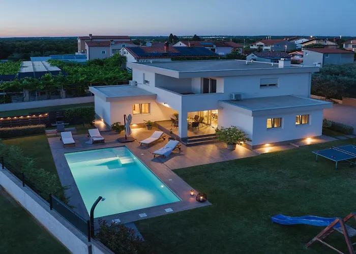 Modern In Villa Pula